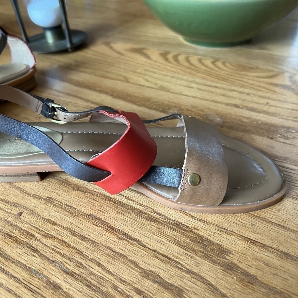 Tahari Shoes Womens Size 7.5M Aura Leather Sandals Strappy Buckle Flats - Picture 3 of 8